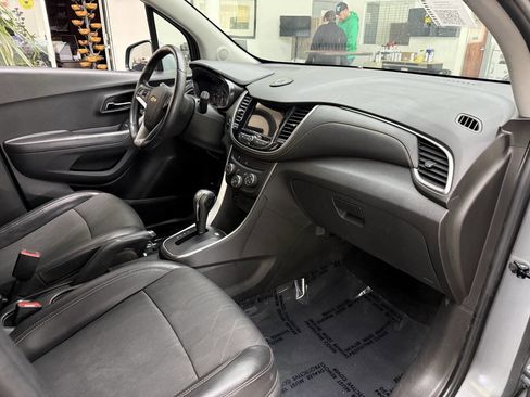 Used 2019 Chevrolet Trax LT w/ LT Convenience Package FWD image 18