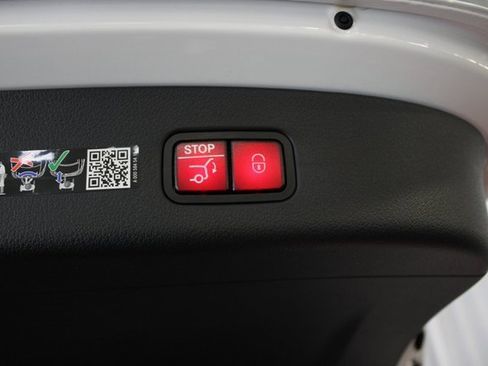 New 2025 Mercedes-Benz GLC 350e 4MATIC image 8