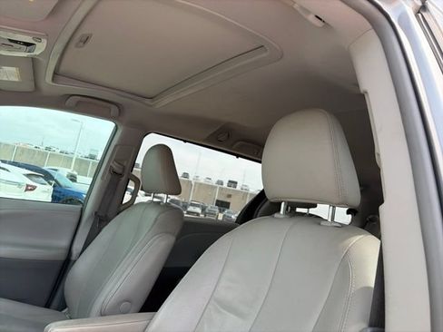Used 2013 Toyota Sienna XLE FWD image 11