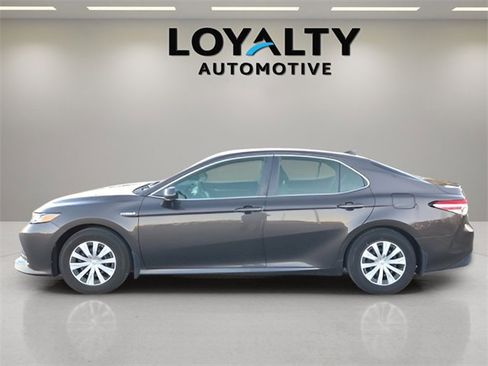 Used 2020 Toyota Camry LE image 2