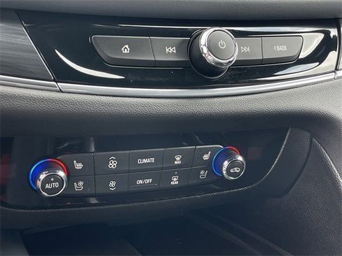 Used 2024 Buick Enclave Premium image 18