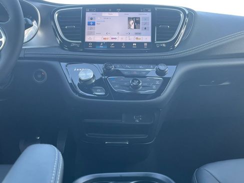 New 2026 Chrysler Pacifica Select image 3