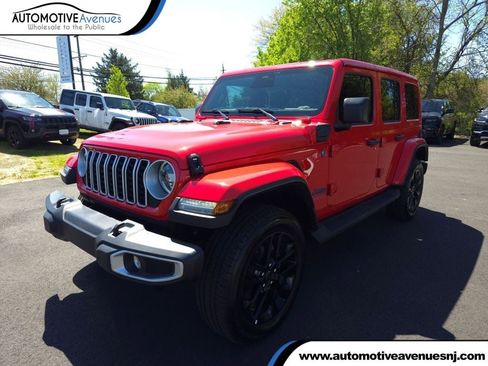 Used 2025 Jeep Wrangler Unlimited Sahara AWD/4WD image 1