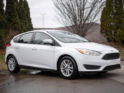 Used 2018 Ford Focus SE w/ Cold Weather Package image 3