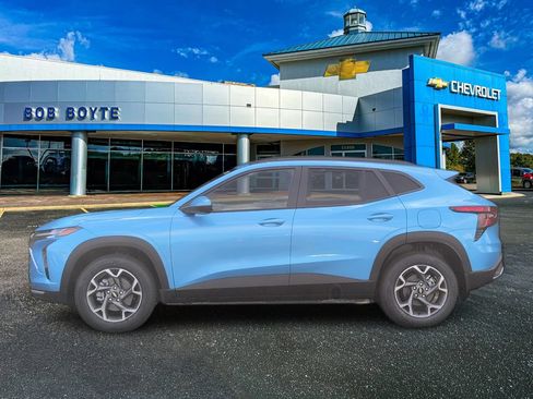 New 2026 Chevrolet Trax LT FWD image 2