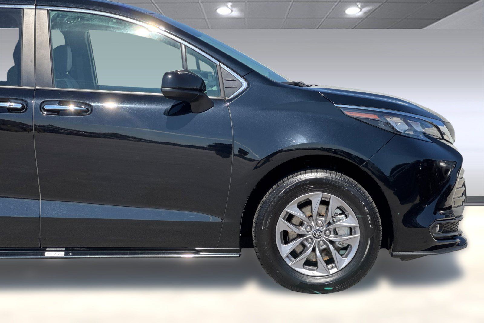 Used 2025 Toyota Sienna XLE FWD image 35