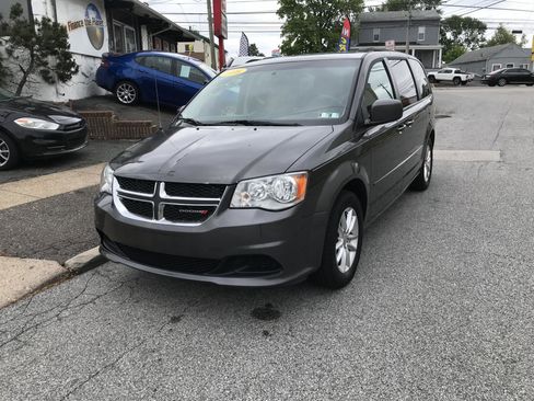 Used 2016 Dodge Grand Caravan SXT FWD image 3