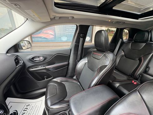 Used 2019 Jeep Cherokee Trailhawk w/ Comfort/Convenience Group AWD/4WD image 13