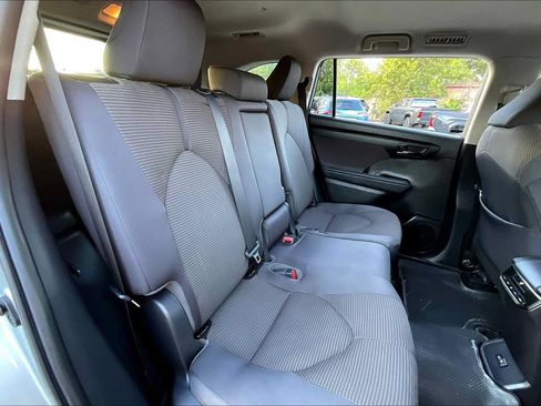 Used 2022 Toyota Highlander LE FWD image 19
