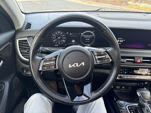 Used 2024 Kia Seltos EX image 17