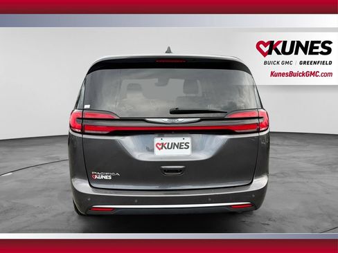 Used 2023 Chrysler Pacifica Touring-L FWD image 9