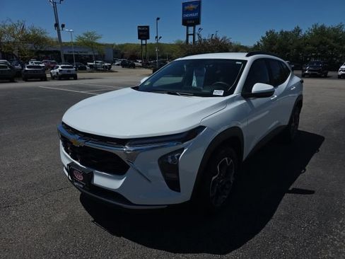 Used 2024 Chevrolet Trax LT FWD image 7