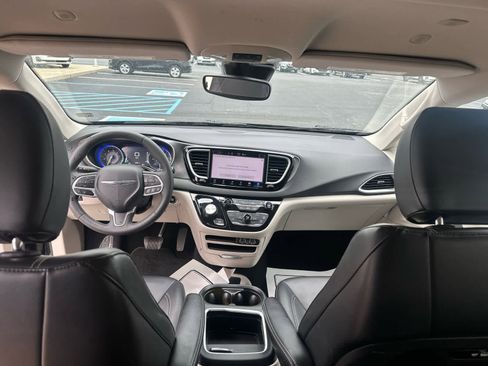 Used 2024 Chrysler Pacifica Touring-L image 22