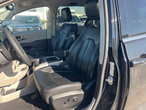 Used 2023 Chrysler Pacifica Touring-L image 5