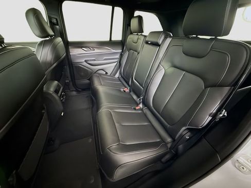 New 2025 Jeep Grand Cherokee Limited image 24