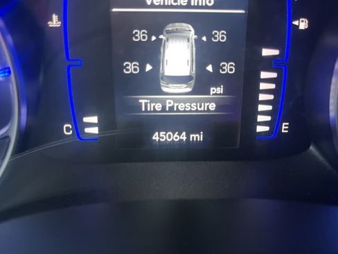 Used 2022 Chrysler Voyager LX image 34