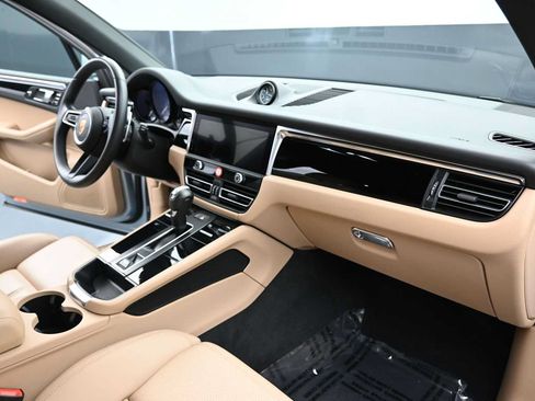 Certified 2025 Porsche Macan AWD/4WD image 20