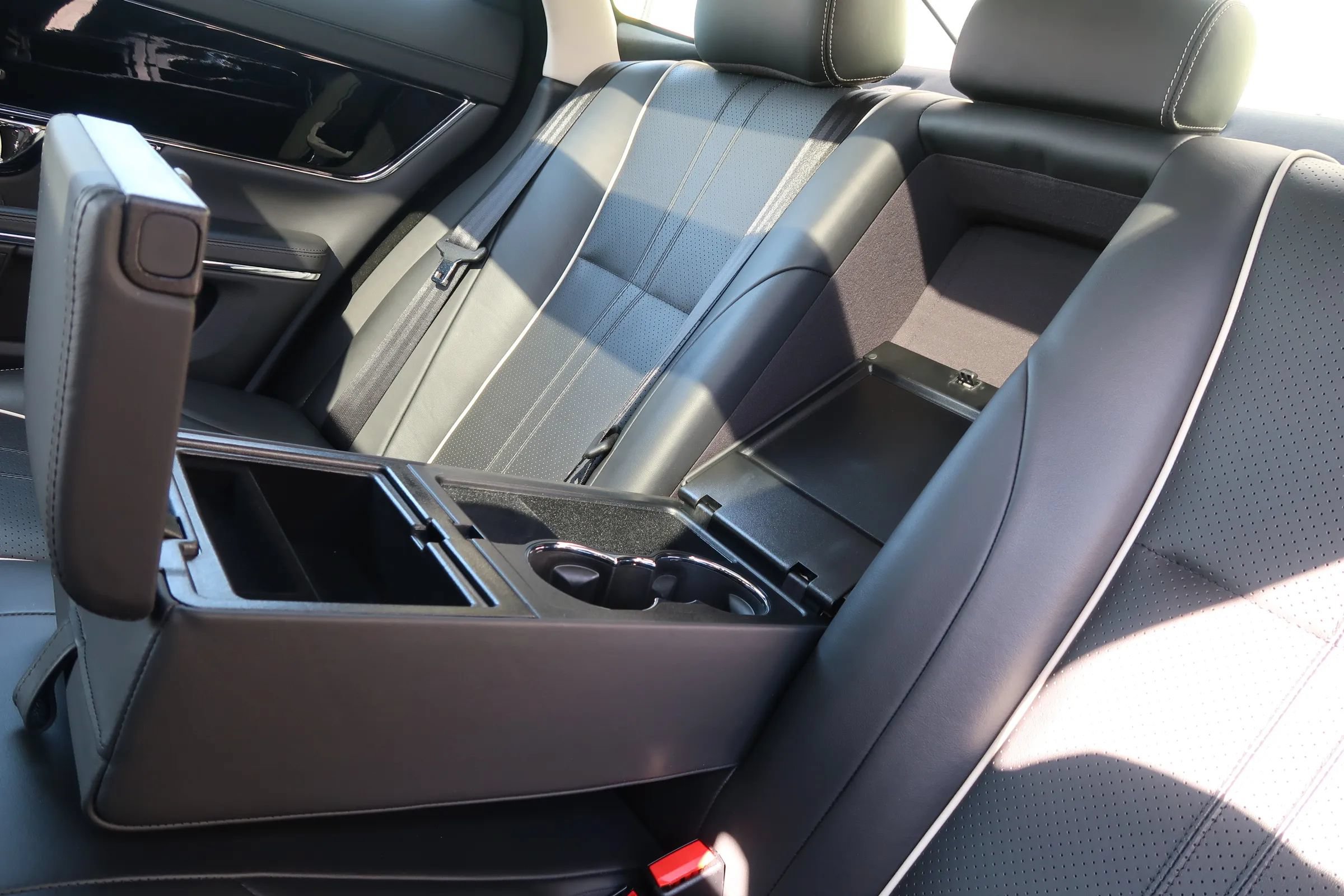 Used 2019 Jaguar XJ R-Sport RWD image 49