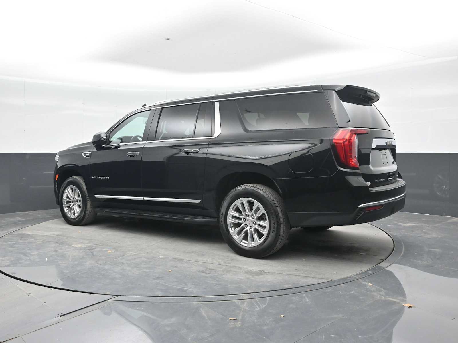 Used 2024 GMC Yukon XL SLT w/ SLT Luxury Package AWD/4WD image 2