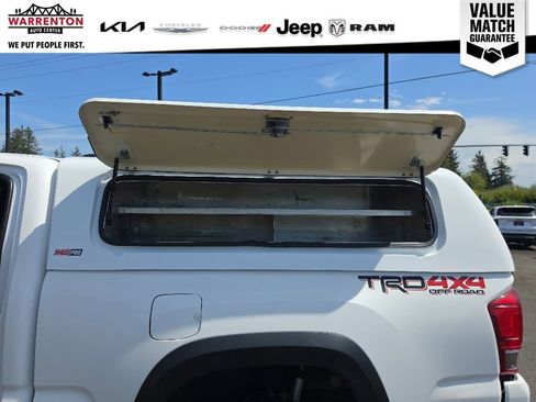 Used 2017 Toyota Tacoma TRD Off-Road w/ Premium & Technology Package AWD/4WD image 15