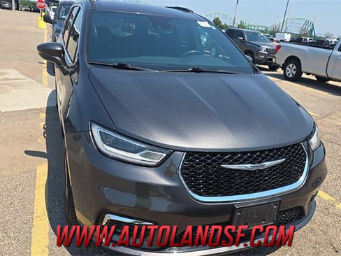Used 2022 Chrysler Pacifica Touring AWD/4WD image 1
