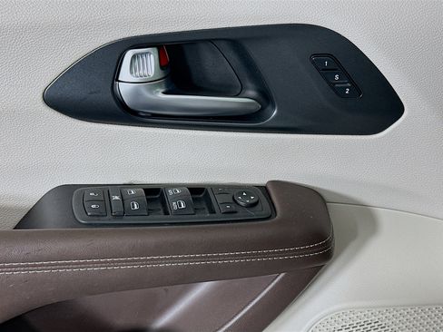 Used 2021 Chrysler Pacifica Touring-L image 15