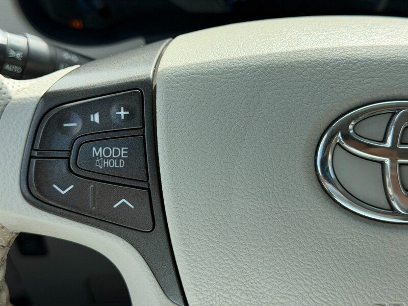 Used 2014 Toyota Sienna XLE w/ XLE Premium Package FWD image 22