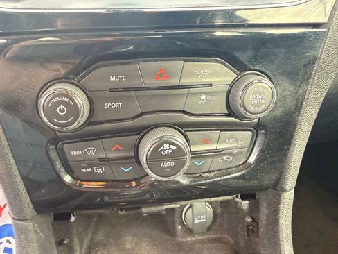 Used 2018 Chrysler 300 S image 25