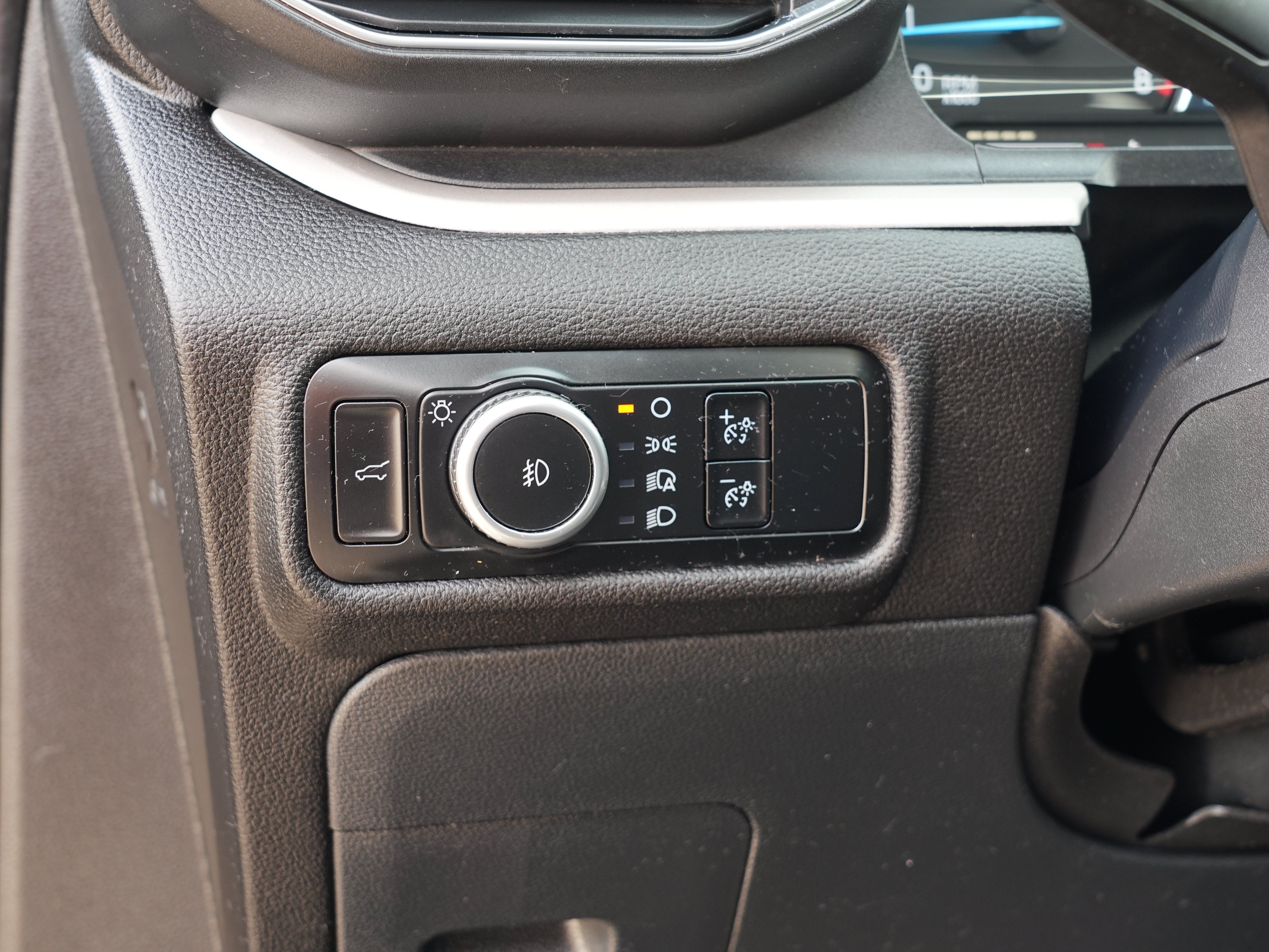 Used 2023 Ford Explorer XLT w/ Equipment Group 202A AWD/4WD image 19