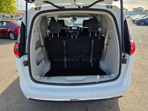 Used 2023 Chrysler Pacifica Touring-L image 13