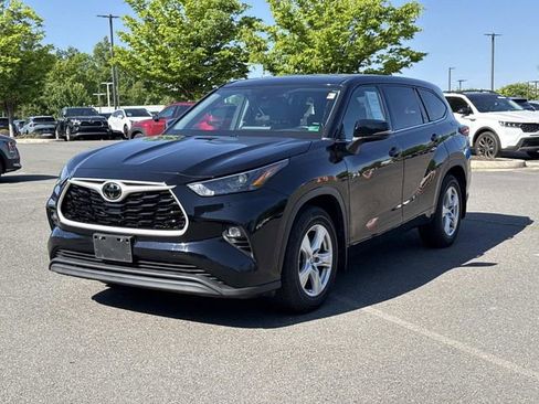 Used 2022 Toyota Highlander LE AWD/4WD image 5