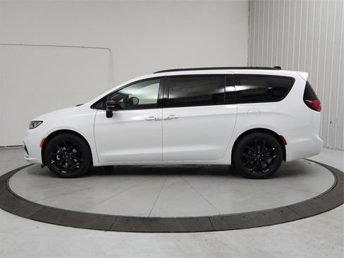 New 2026 Chrysler Pacifica Limited w/ S Appearance Package image 4