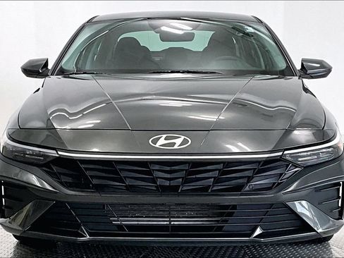 Certified 2024 Hyundai Elantra SE FWD image 3