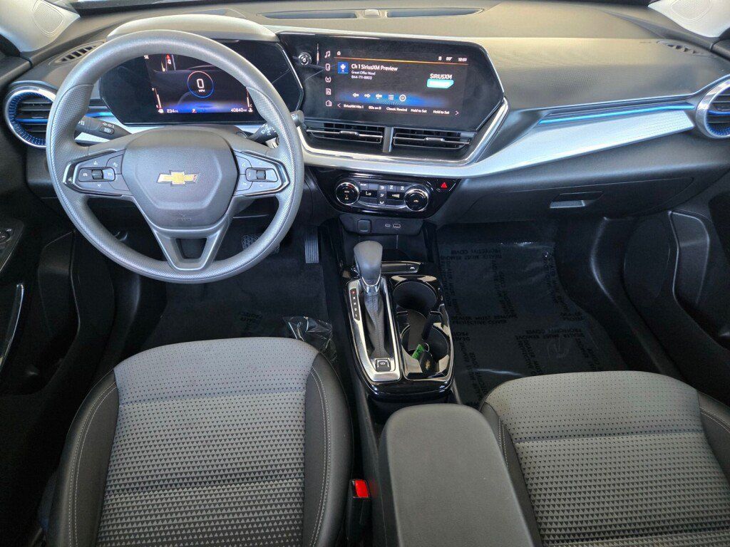 Used 2025 Chevrolet Trax LT FWD image 10