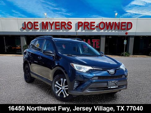 Used 2018 Toyota RAV4 LE FWD image 1