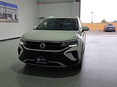 Certified 2023 Volkswagen Taos SE w/ Panoramic Sunroof Package FWD image 3
