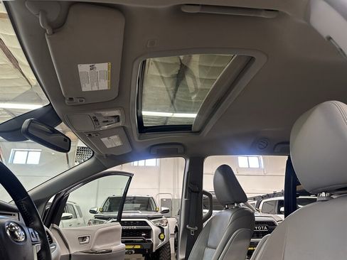 Used 2019 Toyota Sienna XLE FWD image 23