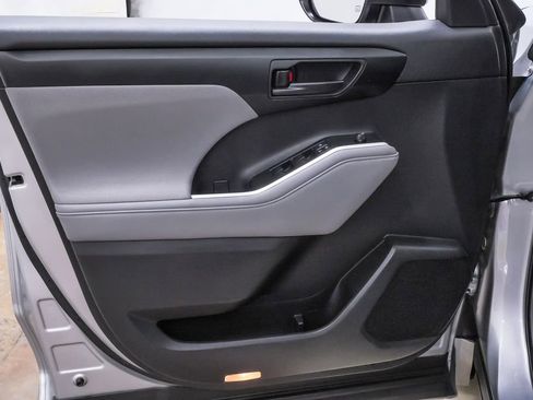 Used 2020 Toyota Highlander LE image 24