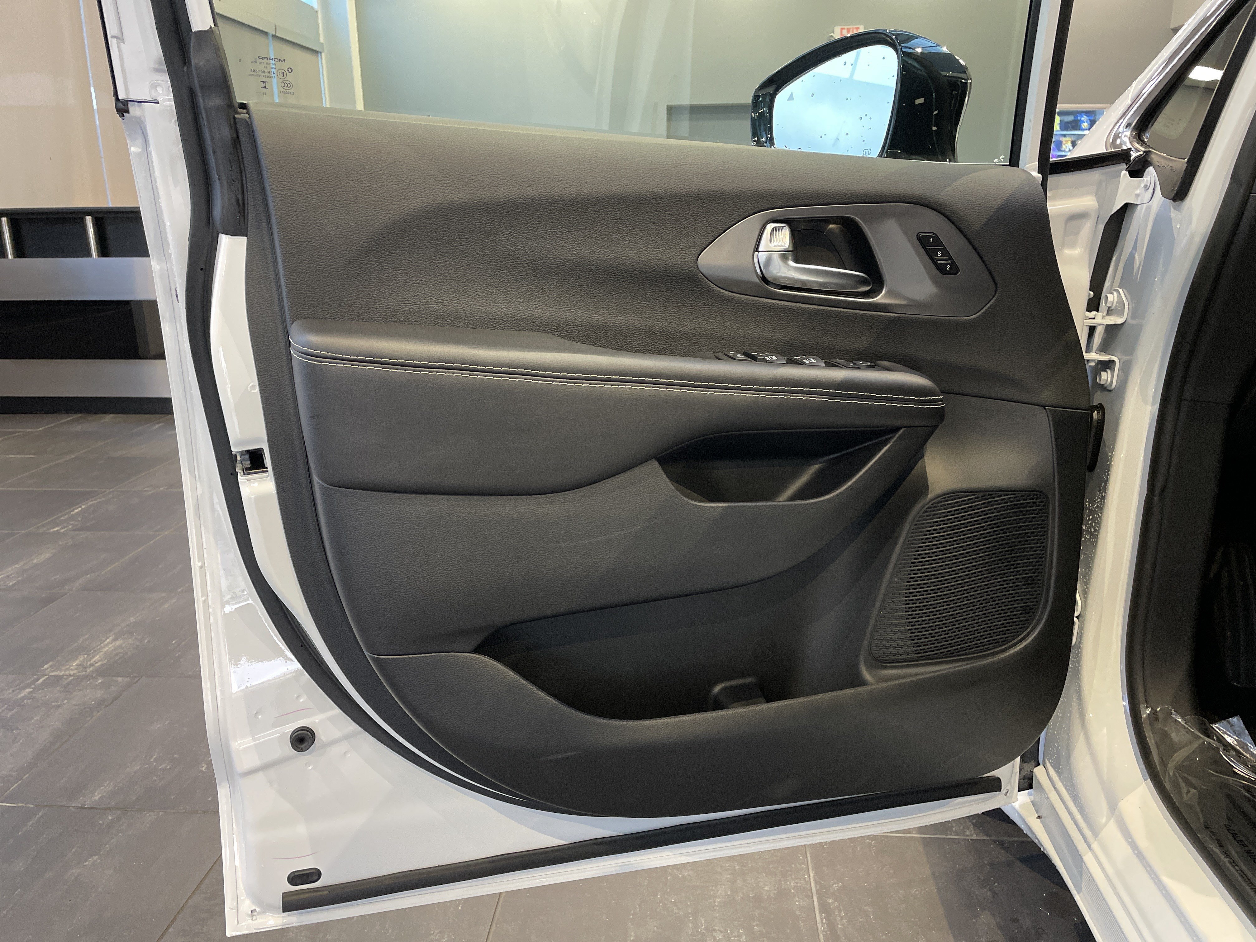 Used 2026 Chrysler Pacifica Select FWD image 13