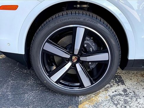 New 2025 Porsche Cayenne Coupe image 15