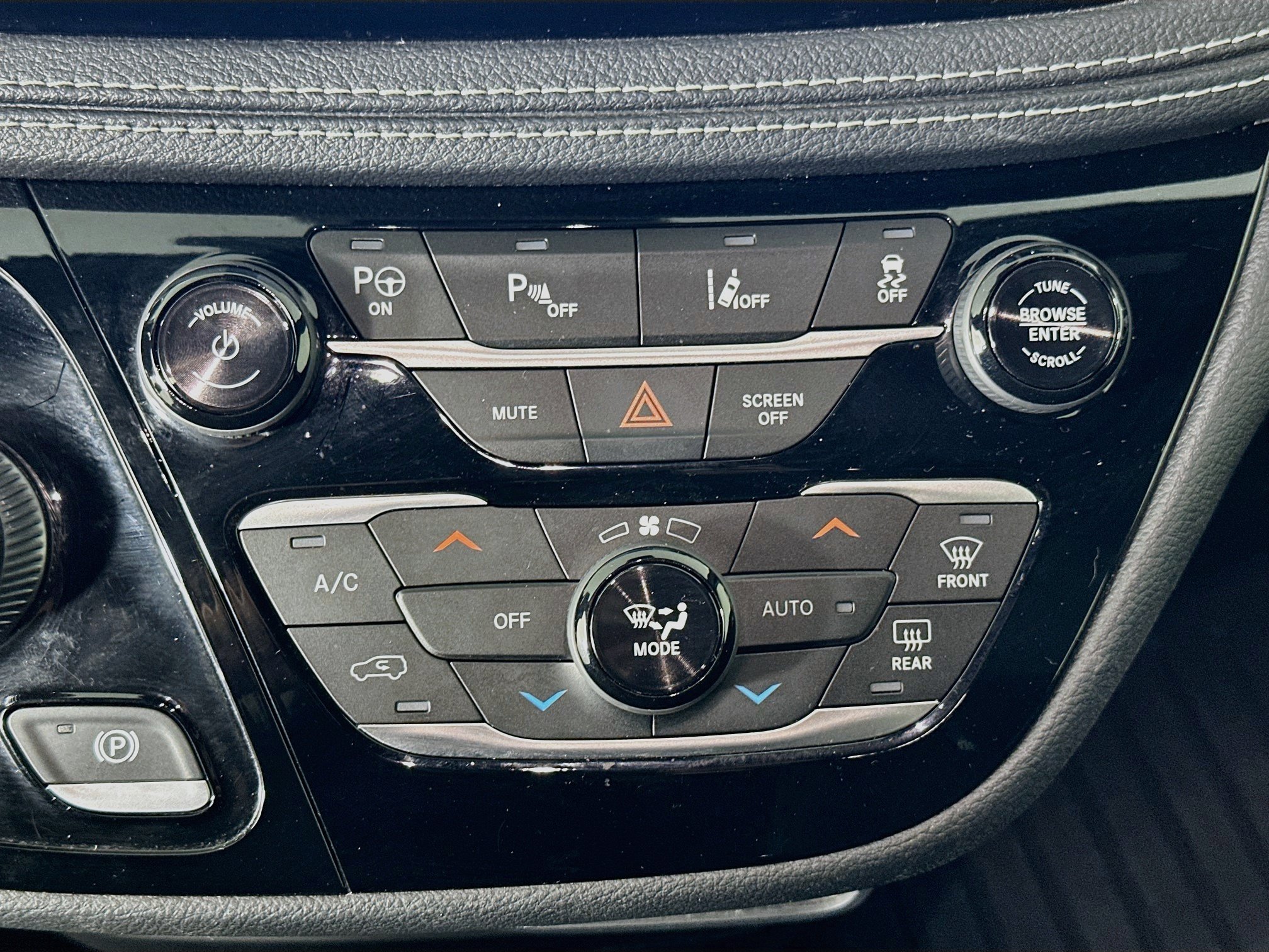 Used 2021 Chrysler Pacifica Touring-L w/ Uconnect Theater Family Group FWD image 23