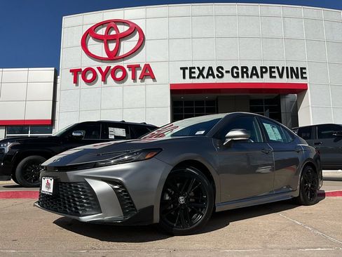 Used 2025 Toyota Camry SE image 2