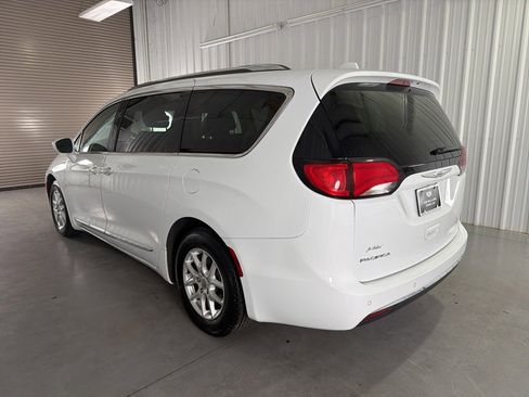 Used 2020 Chrysler Pacifica Touring-L image 5
