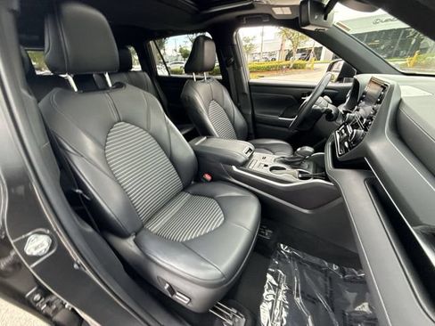 Used 2021 Toyota Highlander XSE FWD image 27
