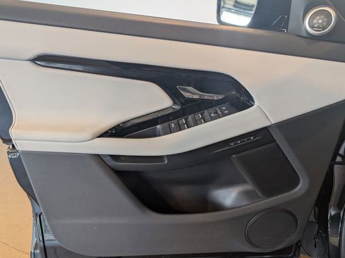 Used 2025 Land Rover Range Rover Evoque S image 11