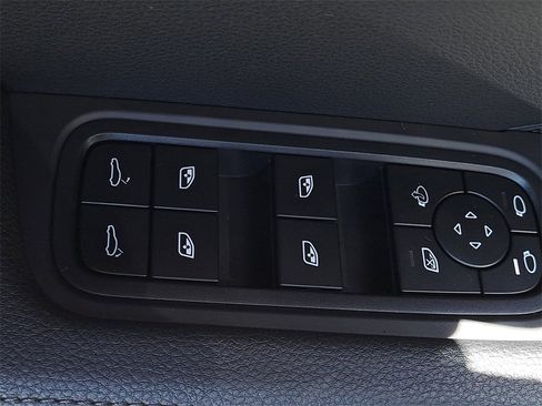 Used 2025 Porsche Cayenne image 27