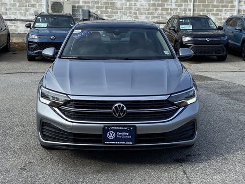 Used 2022 Volkswagen Jetta SE image 2