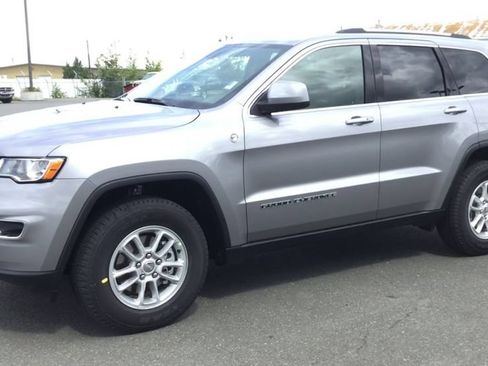 Used 2020 Jeep Grand Cherokee Laredo AWD/4WD image 4