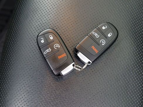 Used 2023 Chrysler 300 C image 61