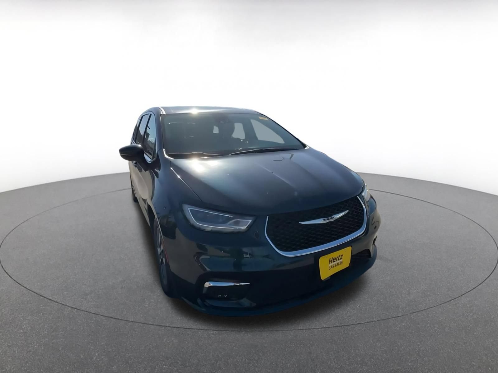 Used 2023 Chrysler Pacifica Touring-L FWD image 2
